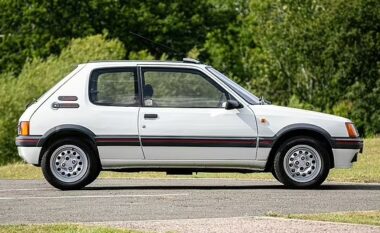 Peugeot 205 GTi i vitit 1989 i Rowan Atkinson do të dalë në ankand – dhe pritet të arrijë një çmim “marramendës”