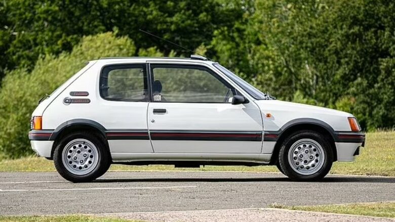 Peugeot 205 GTi i vitit 1989 i Rowan Atkinson do të dalë në ankand – dhe pritet të arrijë një çmim “marramendës”