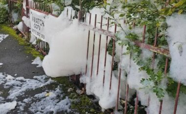 Një rrugë në MB u mbulua me shkumë pasi një substancë misterioze thuhet se ishte hedhur në një lumë afër saj