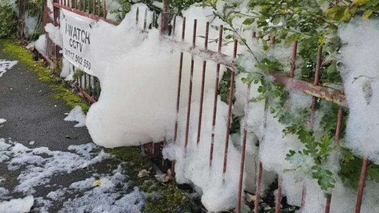 Një rrugë në MB u mbulua me shkumë pasi një substancë misterioze thuhet se ishte hedhur në një lumë afër saj