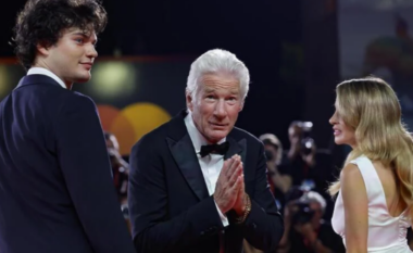 Richard Gere me gruan dhe djalin vodhën gjithë vëmendjen në Festivalin e Filmit në Venecia