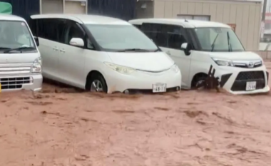 Një i vdekur dhe disa të zhdukur pas reshjeve më të forta që nga viti 1975 që goditën Japoninë