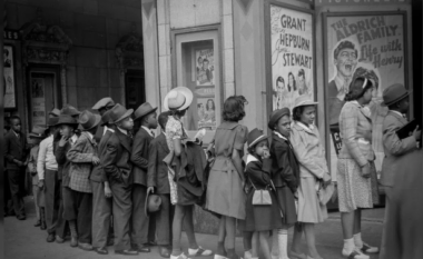 Fotogafia nga viti 1941 bëhet virale, përdoruesit e rrjeteve sociale pretendojnë se djali po mban në dorë një iPad