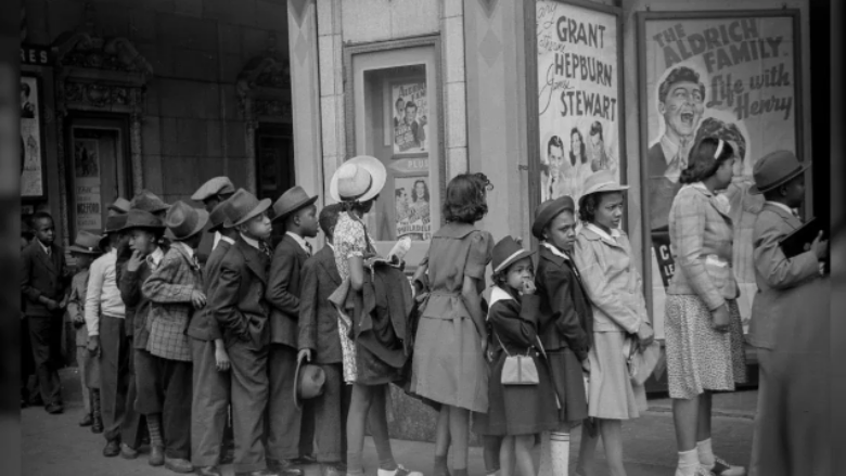 Fotogafia nga viti 1941 bëhet virale, përdoruesit e rrjeteve sociale pretendojnë se djali po mban në dorë një iPad