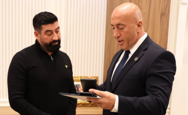 Haradinaj dekoron Medën me medaljen “Me besim në Zot, Atdhe e Shtet”