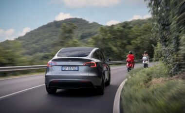 Tesla thotë se makina me ‘Full Self Driving’ pritet të lansohet në Evropë në fillim të vitit të ardhshëm