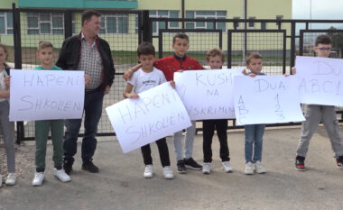 Vizbeg: Banorët bashkë me fëmijët në protesta, kërkojnë hapjen e shkollës