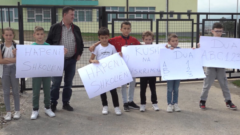 Vizbeg: Banorët bashkë me fëmijët në protesta, kërkojnë hapjen e shkollës