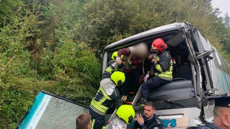 Aksidenti në rrugën Carralevë-Duhël, pamje nga largimi i pensionisteve nga autobusi