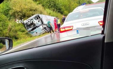 Aksidenti mes një autobusi dhe kamioni në Carralevë, kompania: Të gjitha pensionistet janë mirë  