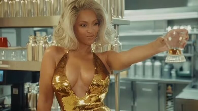 Beyonce bën një paraqitje mahnitëse, në reklamën e re të markës së saj të alkoolit “SirDavis”