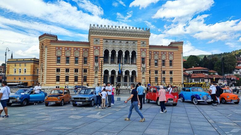 Një ekspozitë e makinave të vjetra u mbajt në Sarajevë – ra në sy edhe një autobus