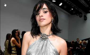 Camila Cabello shfaqet me një parukë dhe një fustan argjendi në shfaqjen e modës “Rabanne”