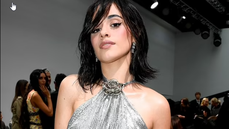 Camila Cabello shfaqet me një parukë dhe një fustan argjendi në shfaqjen e modës “Rabanne”