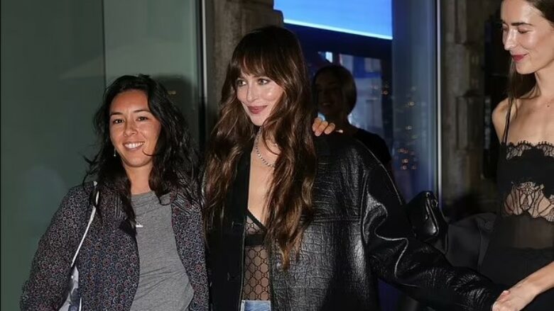 Dakota Johnson shfaqet me një veshje joshëse, përpara se të shkojë në festën e “Gucci” në Milano