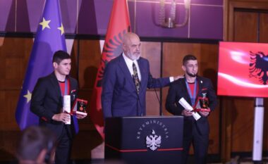 Rama u dorëzon Medaljen e Mirënjohjes dy medalistëve Olimpikë