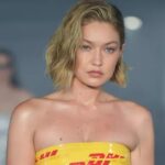 Gigi Hadid mahnit në pistën e Vetements e mbështjellë me shirit paketimi