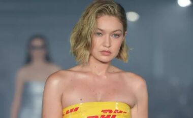 Gigi Hadid mahnit në pistën e Vetements e mbështjellë me shirit paketimi