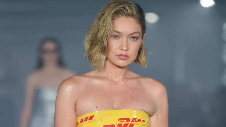 Gigi Hadid mahnit në pistën e Vetements e mbështjellë me shirit paketimi