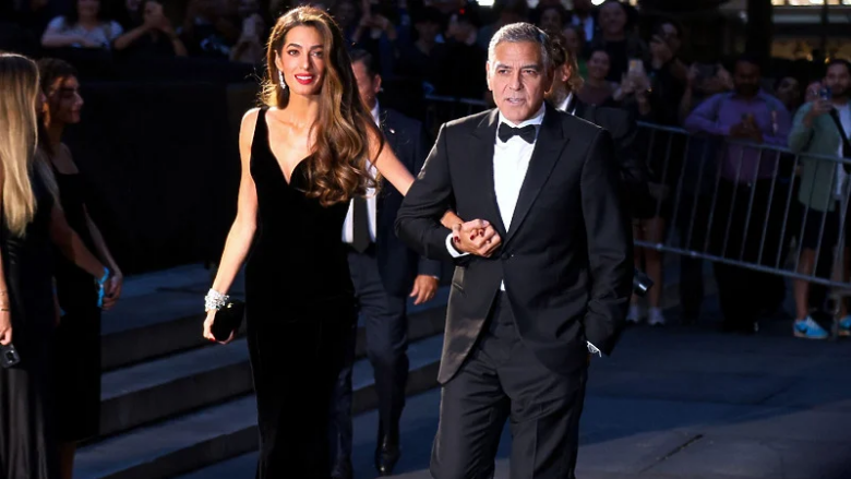 George dhe Amal Clooney magjepsën publikun edhe një herë: Të kombinuar në modë, mbërritën në një event në New York