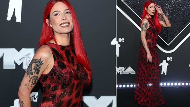 Halsey shkëlqeu në ceremoninë e çmimeve MTV Video Music Awards 2024, e veshur me një fustan kuq e zi