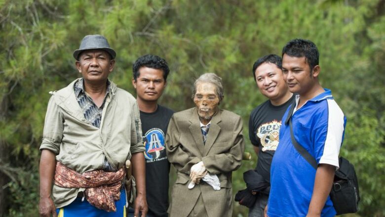 I nxjerrin nga varret të vdekurit për t'i larë dhe ju ndërruar rrobat - ritual i pazakontë i një fisi indonezian