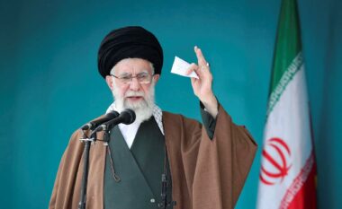 Lideri suprem i Iranit dërgohet në një lokacion më të sigurt, Hezbollahu thotë se ka lansuar raketa mbi Izraelin