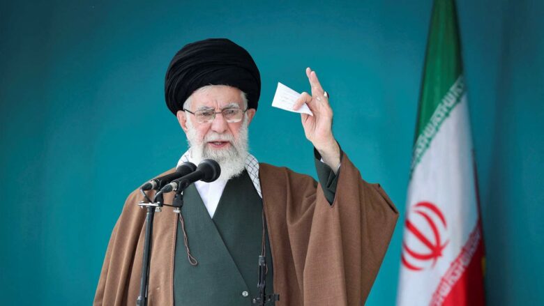 Lideri suprem i Iranit dërgohet në një lokacion më të sigurt, Hezbollahu thotë se ka lansuar raketa mbi Izraelin