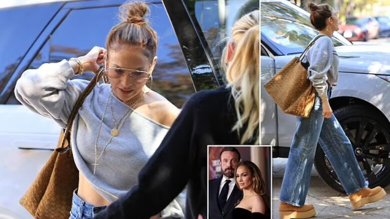 Jennifer Lopez duket tërheqëse në një xhup të hirtë dhe xhinse ndërsa takohet me avokaten e saj të divorcit