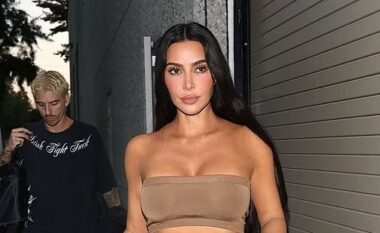 Kim Kardashian merr vëmendje në Los Angeles me një veshje provokuese