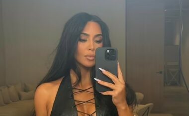 Kim Kardashian tregon dekoltenë e saj me një veshje provokuese, në fotografitë e fundit