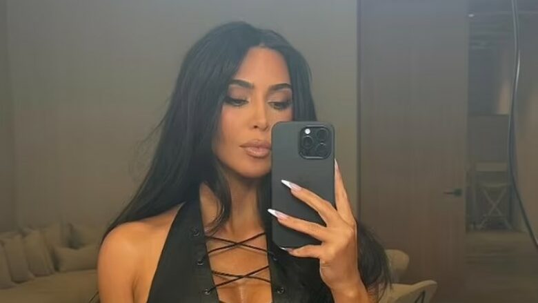 Kim Kardashian tregon dekoltenë e saj me një veshje provokuese, në fotografitë e fundit