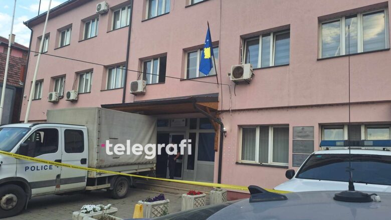 Flamuri i Kosovës vendoset në objektin e ish-komunës paralele veri të Mitrovicës