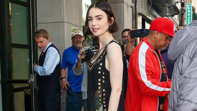 Lily Collins shfaqet me një stil të veçantë gjatë një daljeje në New York