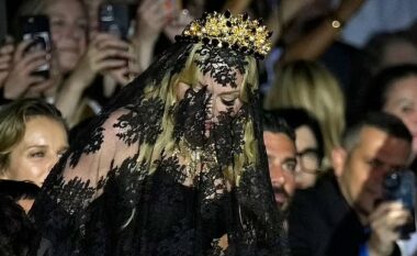 Madonna tërheq vëmendjen me një vello të zezë me dantella dhe kurorë në shfaqjen e “Dolce and Gabbana”