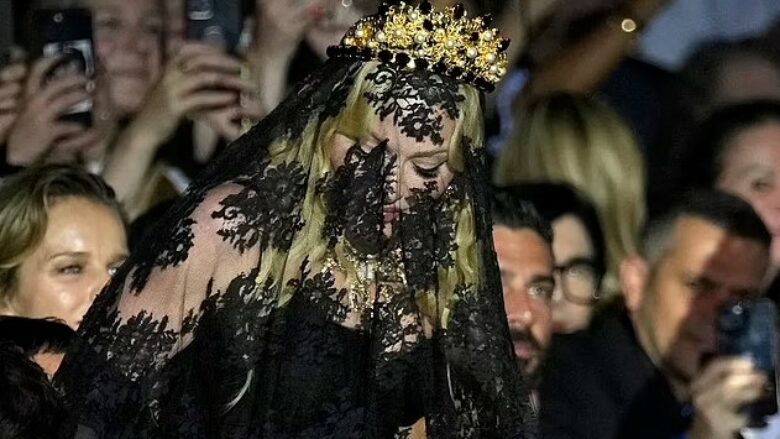 Madonna tërheq vëmendjen me një vello të zezë me dantella dhe kurorë në shfaqjen e “Dolce and Gabbana”