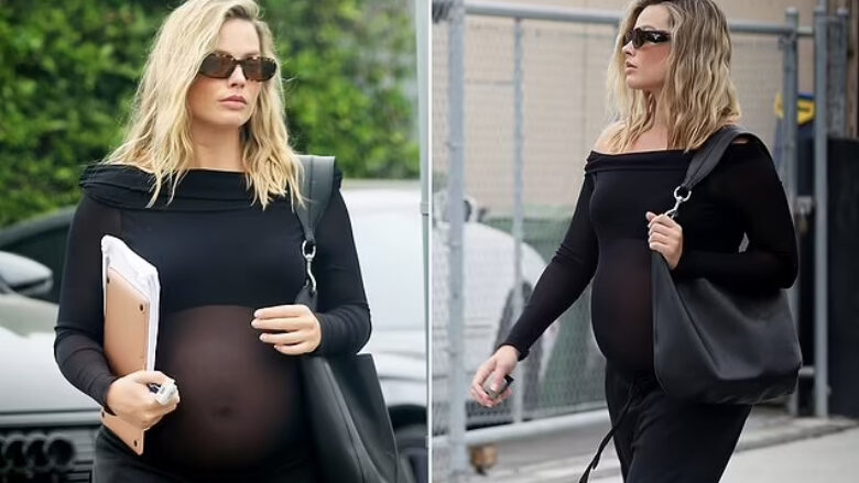 Margot Robbie shfaq barkun e rrumbullakosur në një bluzë transparente të zezë, ndërsa bëhet gati për filmin e ri