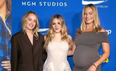 Margot Robbie duket në formë të mrekullueshme, teksa tregon barkun e saj në rritje gjatë një eventi në Los Angeles