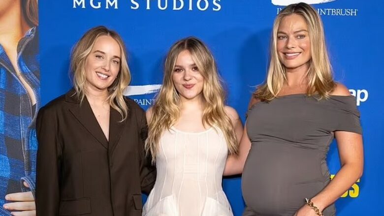 Margot Robbie duket në formë të mrekullueshme, teksa tregon barkun e saj në rritje gjatë një eventi në Los Angeles