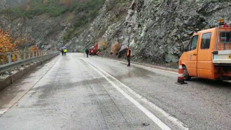 Rrëshqitje dherash në aksin Elbasan-Librazhd, qarkullimi me një korsi krijon trafik