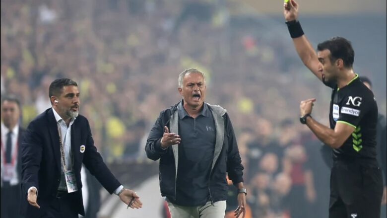 Pas humbjes nga Galatasaray, Mourinho mbylli gjithë ekipin në zhveshtore dhe kërcënoi se do të largohej