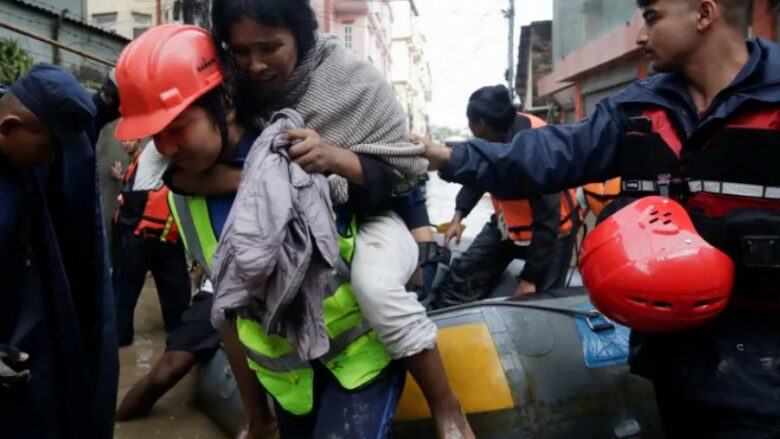 Nga përmbytjet dhe rrëshqitja e dheut në Nepal, humbin jetën të paktën 120 persona