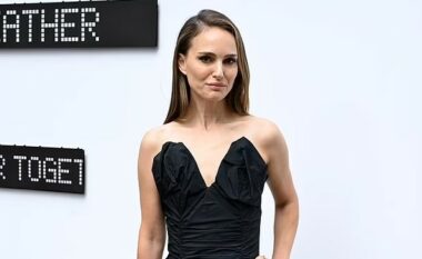 Natalie Portman duket elegante në një fustan të zi në shfaqjen e Stella McCartneyt