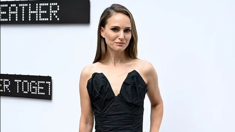 Natalie Portman duket elegante në një fustan të zi në shfaqjen e Stella McCartneyt