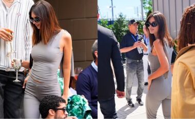 Emily Ratajkowski duket joshëse me një kostum gri, teksa bashkohet me Jayson Tatum në “US Open”