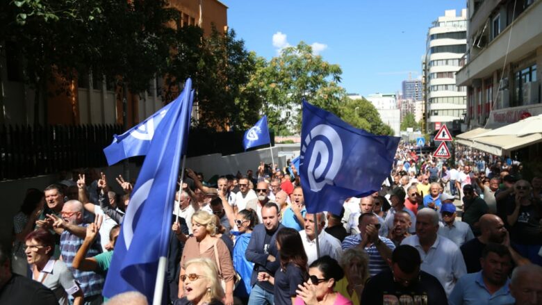 Simpatizantët e PD protestë para SPAK-ut në mbështetje të Berishës