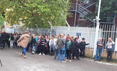 Qytetarët serbë protestojnë para stacionit policorë në veri, kërkojnë lirimin e katër personave që sulmuan zyrtarët policorë