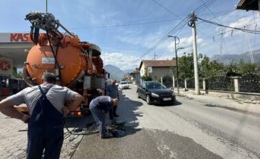 KRU “Hidrodrini” me aksion për pastrimin e kanalizimeve në qytetin e Pejës