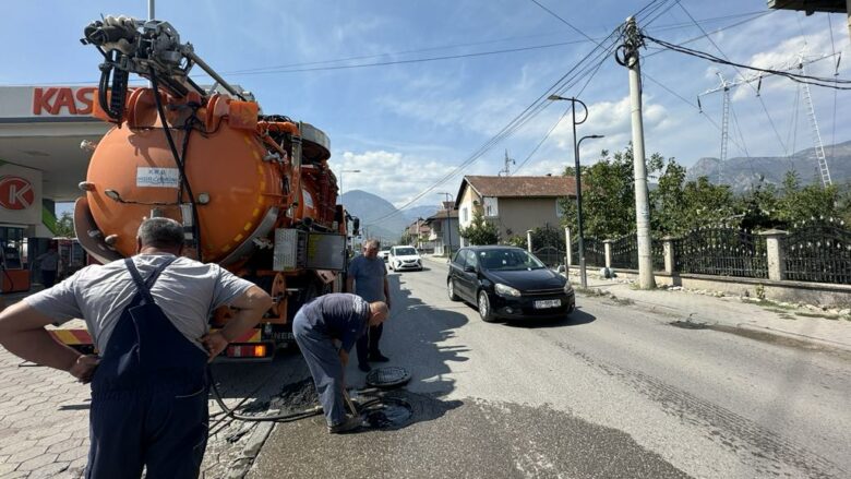 KRU “Hidrodrini” me aksion për pastrimin e kanalizimeve në qytetin e Pejës