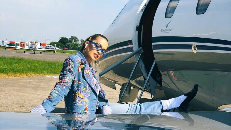 Rita Ora: Udhëtoj shpesh për shkak të punës, aeroplani është bërë shtëpia ime